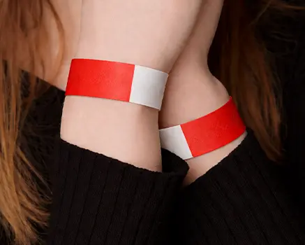 Rote Tyvek-Einlassbänder