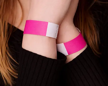 Neonpinke Tyvek-Einlassbänder