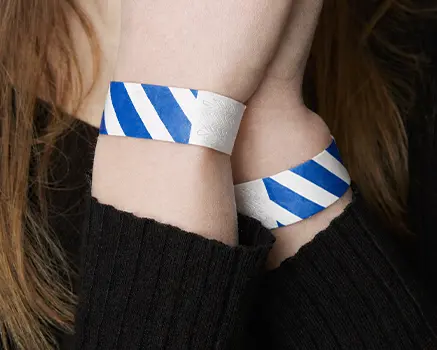 Blau-weiß gestreifte Tyvek-Einlassbänder