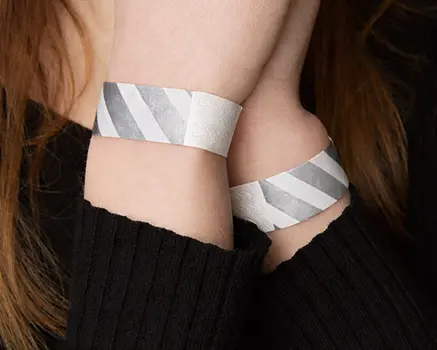 Silber-weiß gestreifte Tyvek-Einlassbänder