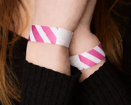 Pink-weiß gestreifte Tyvek-Einlassbänder