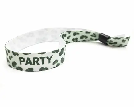 Grüne Leopard-Festivalbändchen