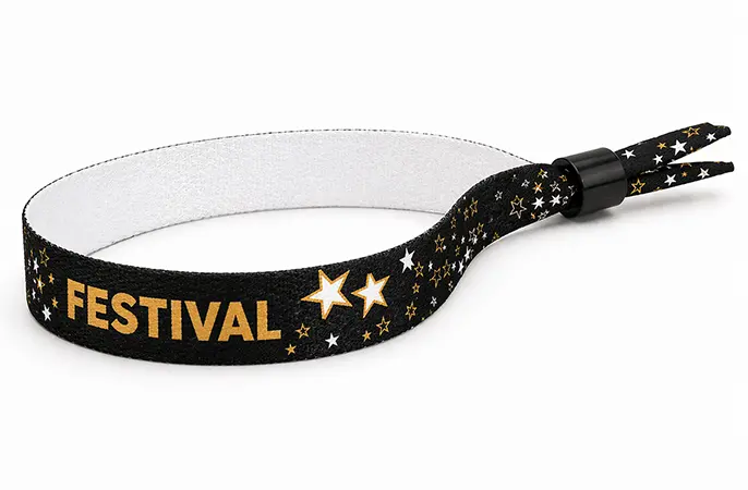 Schwarze Festivalbändchen mit goldenen Sternen