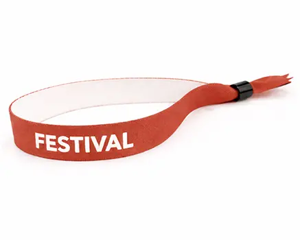 Rostrote Festivalbändchen