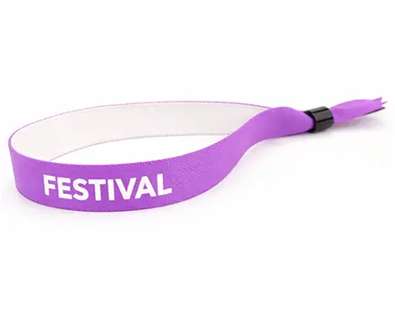 Lavendelfarbene Festivalbändchen