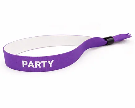 Purpurfarbene Festivalbändchen