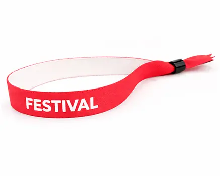 Dunkelrote Festivalbändchen