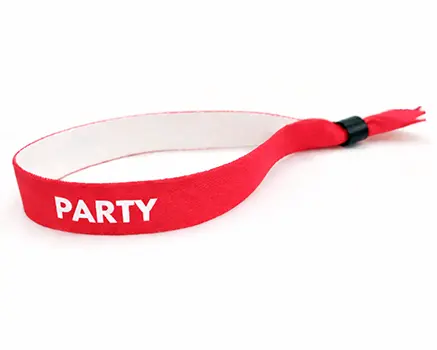 Rote Festivalbändchen