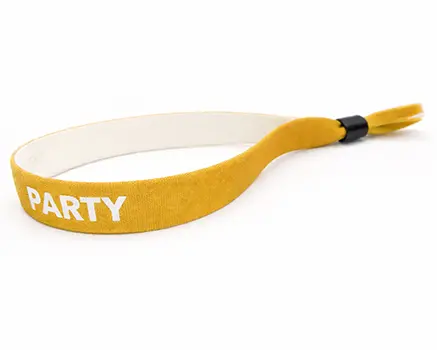 Currygelbe Festivalbändchen
