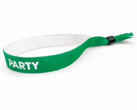 Grüne Festivalbändchen